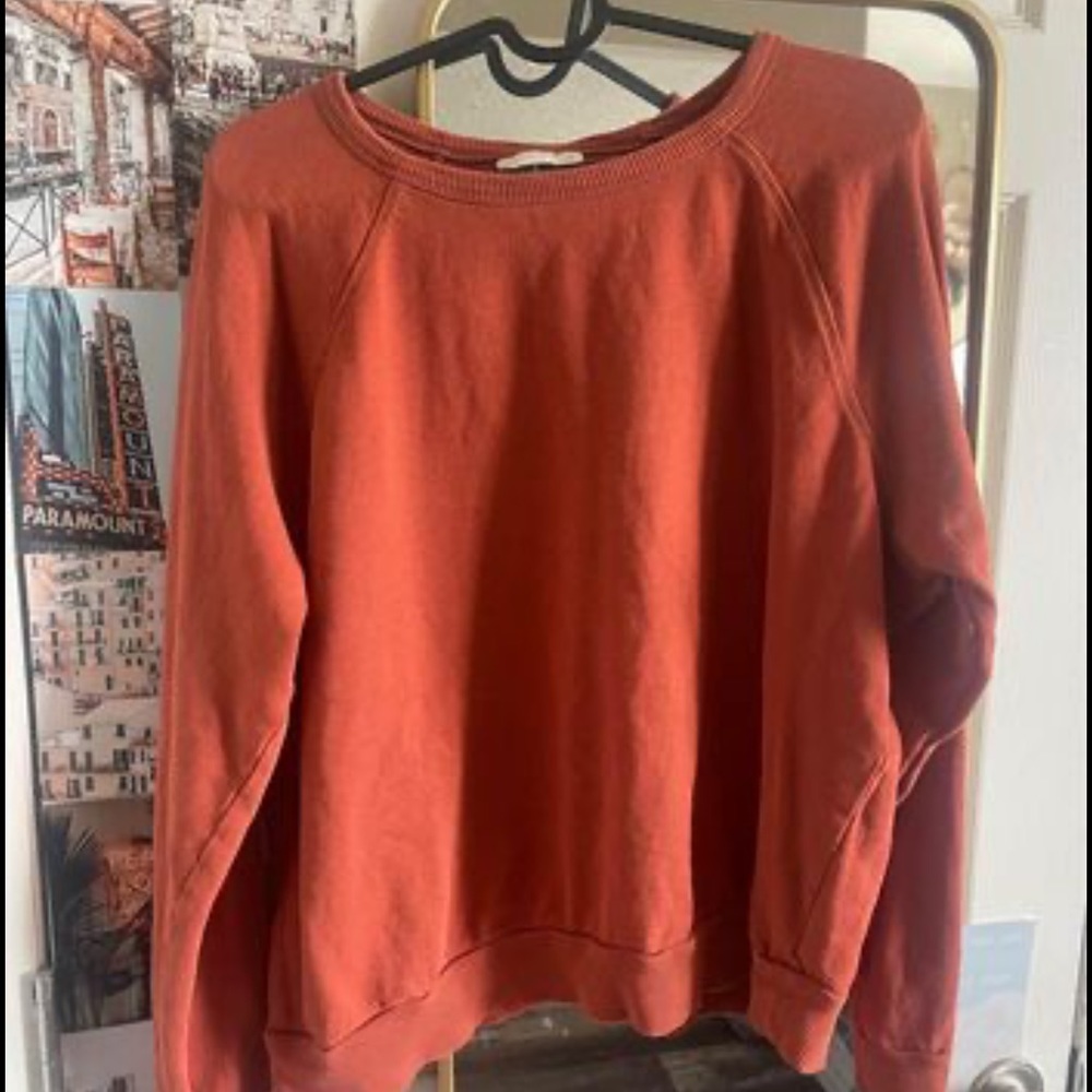 COPY - Universal thread sweatshirt. Size M.